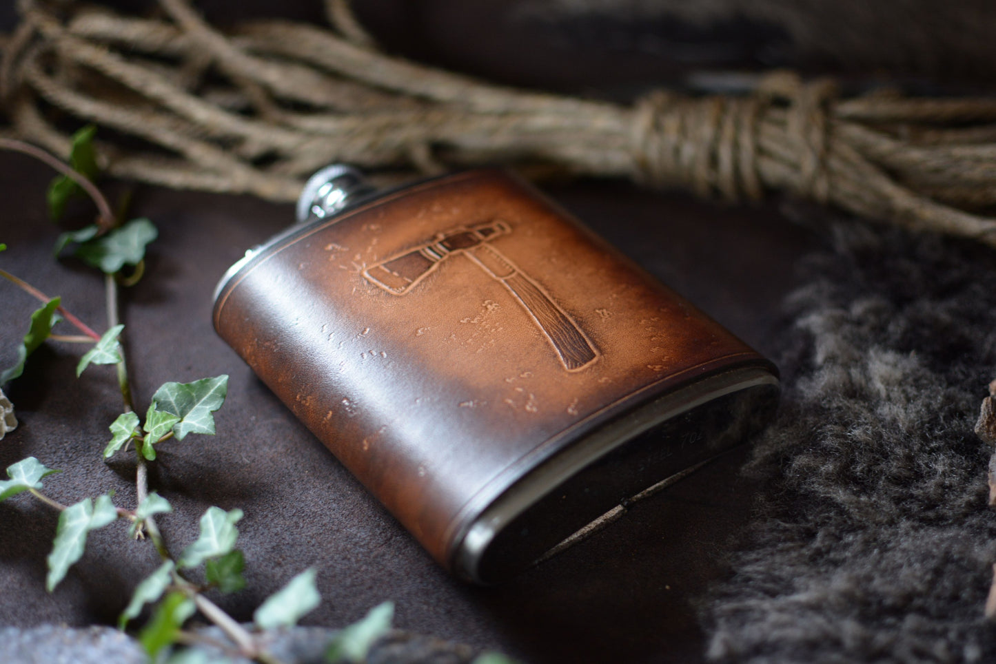 Flasque inox gaine cuir tannage végétal motif tomahawk - vue de biais - Amrod & Gardarson