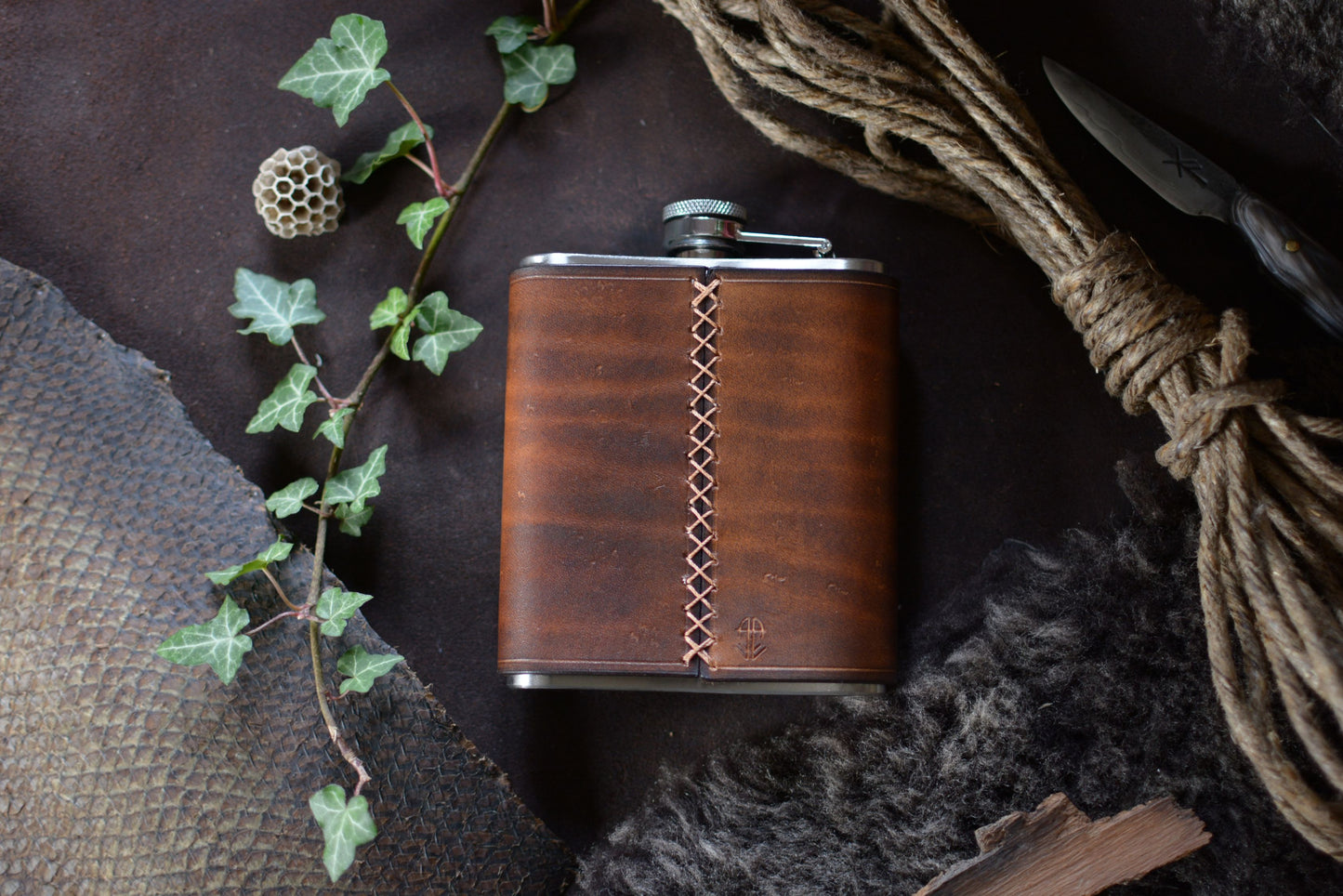 Flasque de poche cuir tannage végétal - dos avec laçage cuir cousu main - Amrod & Gardarson