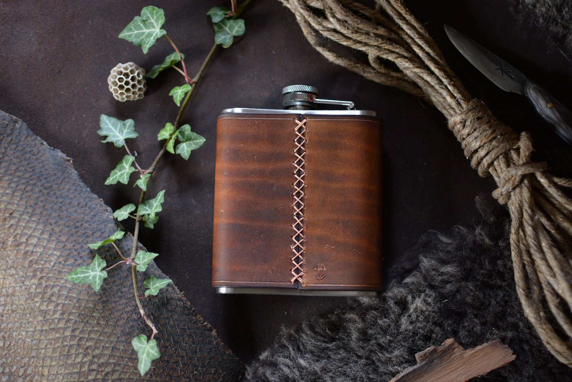 Flasque de poche cuir tannage végétal - dos avec laçage cuir cousu main - Amrod & Gardarson