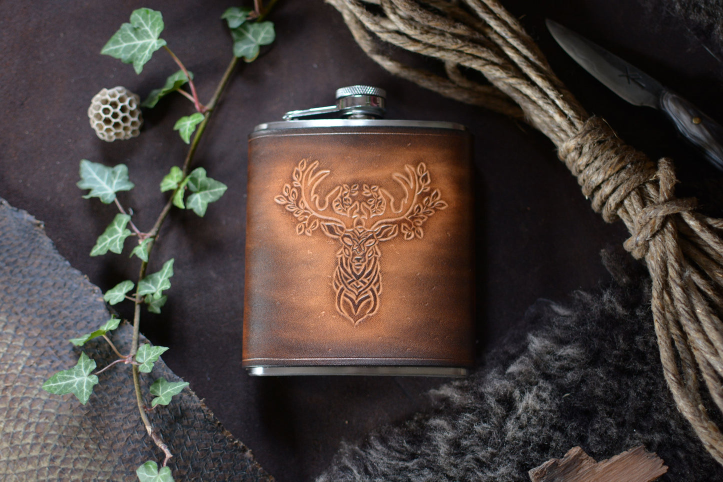 Flasque de poche inox et cuir tannage végétal motif cerf sculpté - vue de face - Amrod & Gardarson