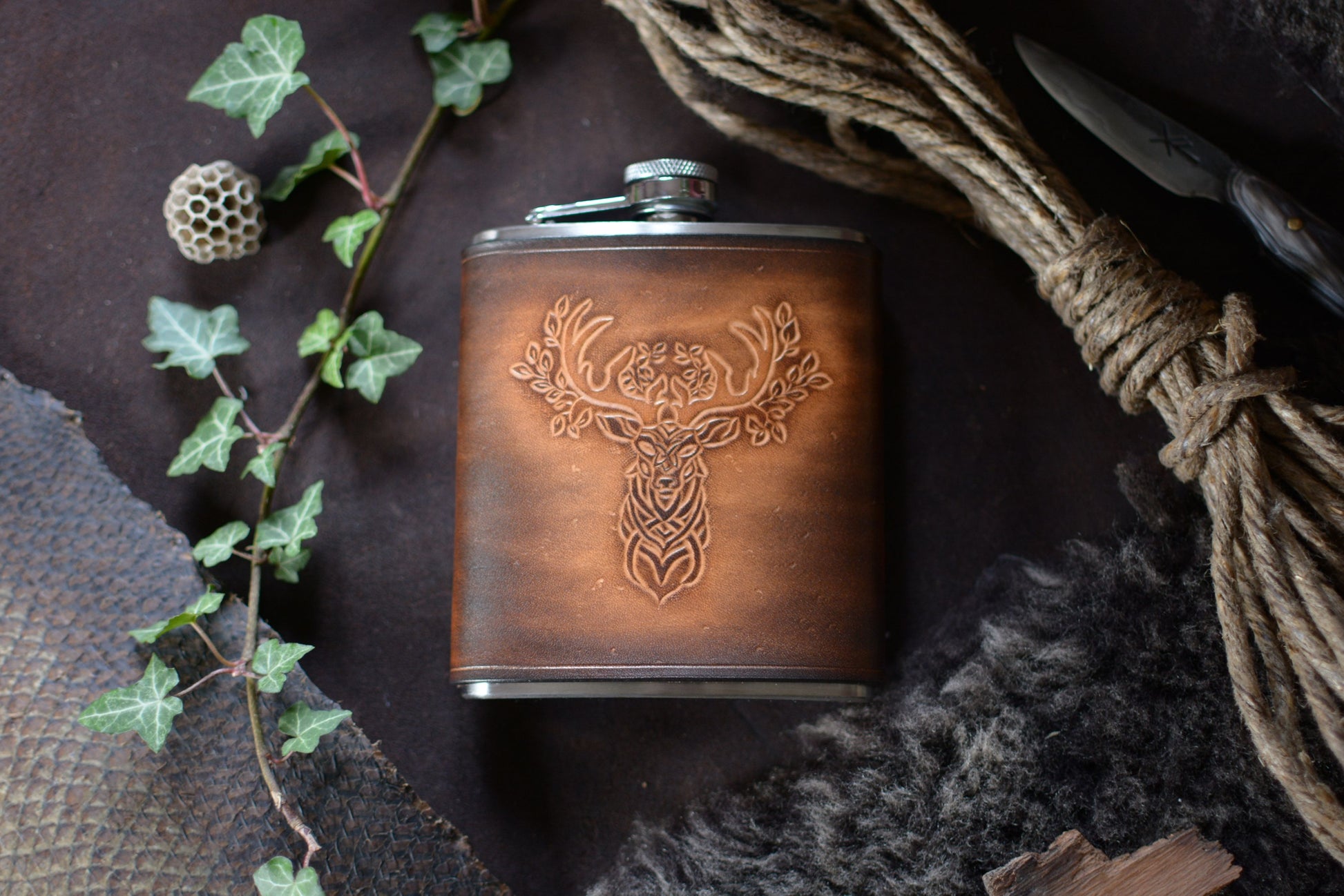 Flasque de poche inox et cuir tannage végétal motif cerf sculpté - vue de face - Amrod & Gardarson