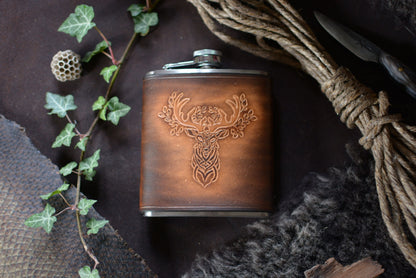 Flasque de poche inox et cuir tannage végétal motif cerf sculpté - vue de face - Amrod & Gardarson