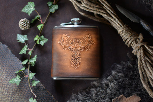 Flasque de poche inox et cuir tannage végétal motif cerf sculpté - vue de face - Amrod & Gardarson