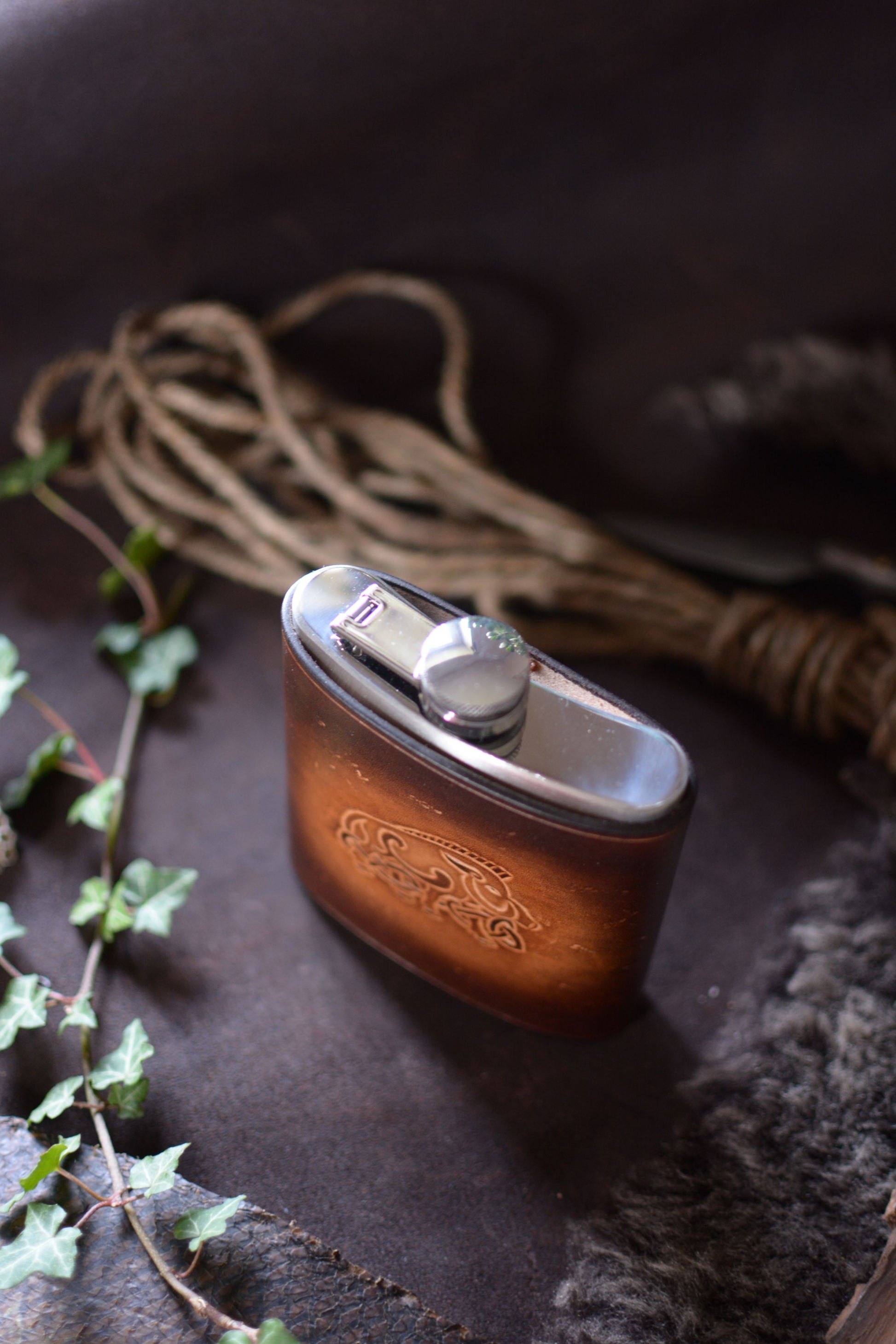 Flasque 200ml inox et cuir tannage végétal - vue en plongée bouchon fermé - Amrod & Gardarson