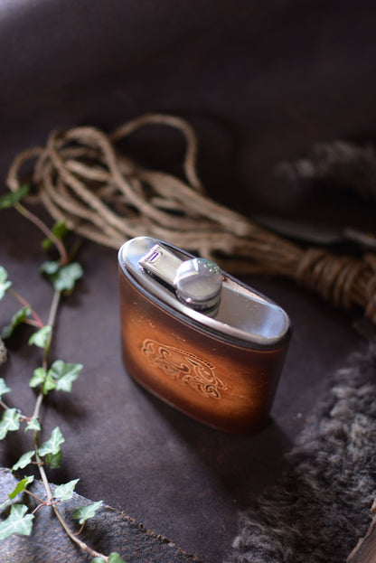 Flasque 200ml inox et cuir tannage végétal - vue en plongée bouchon fermé - Amrod & Gardarson