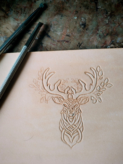 Repoussage à la main du motif cerf sur cuir tannage végétal - savoir-faire artisanal Atelier d'Amrod