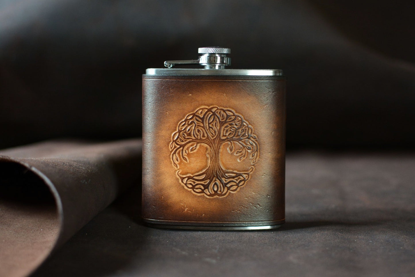 Flasque inox et cuir motif arbre de vie posée façon brandy - cadeau baroudeur - Amrod & Gardarson