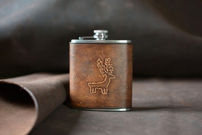 Flasque inox et cuir motif pétroglyphe cerf posée façon brandy - cadeau baroudeur - Amrod & Gardarson