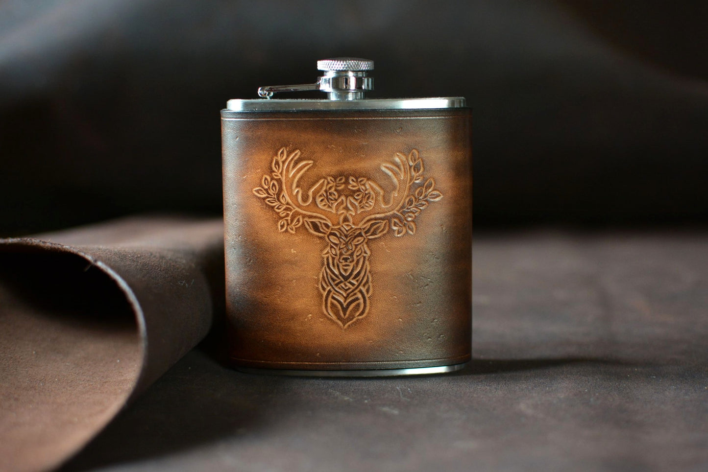 Flasque inox et cuir motif cerf posée façon brandy - cadeau baroudeur - Amrod & Gardarson