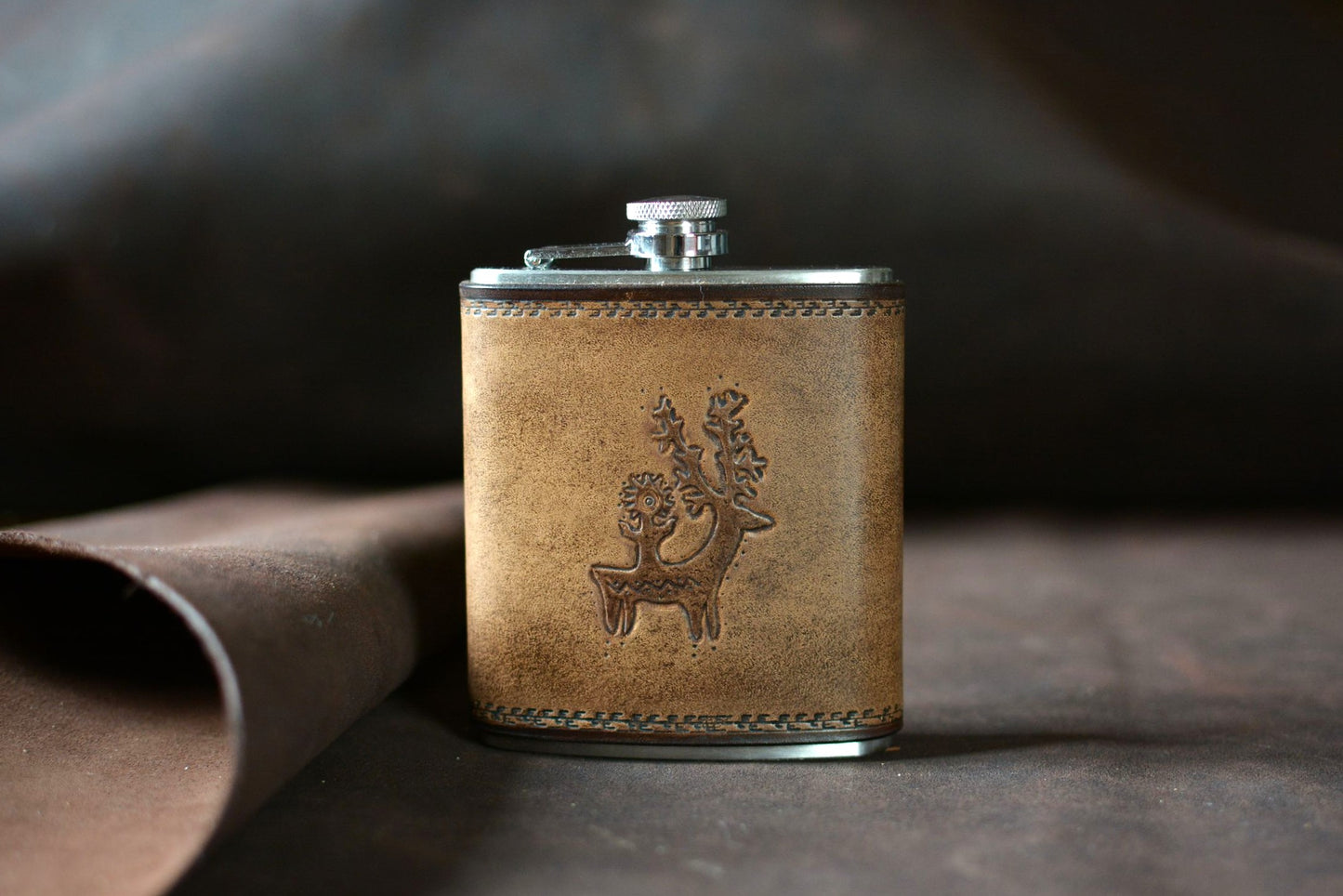 Flasque inox et cuir motif pétroglyphe posée façon brandy - cadeau baroudeur - Amrod & Gardarson
