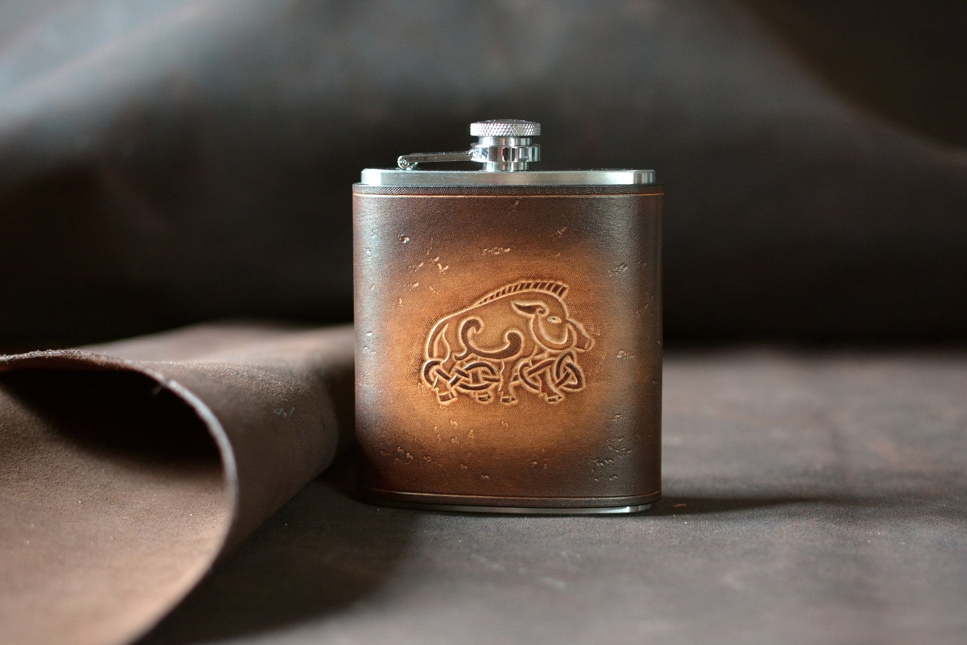 Flasque inox et cuir motif sanglier celtique posée façon brandy - cadeau baroudeur - Amrod & Gardarson