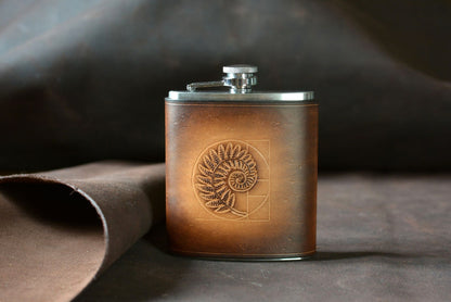 Flasque inox et cuir motif fougère posée façon brandy - cadeau baroudeur - Amrod & Gardarson