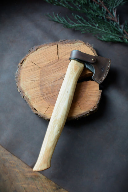 Hachette bushcraft avec gaine cuir sur-mesure — Forge Gardarson