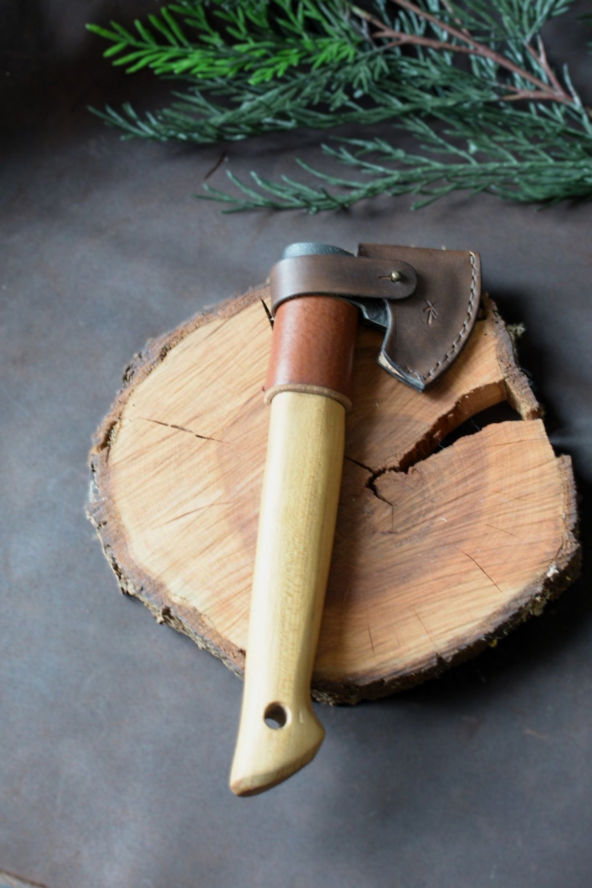 Hachette bushcraft forgée avec gaine cuir sur-mesure — Forge Gardarson