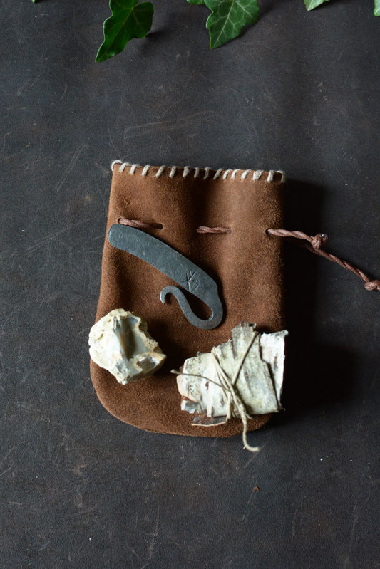 Kit briquet à percussion n°2 complet – briquet forgé, silex, écorce de bouleau et bourse en cuir, vue de face