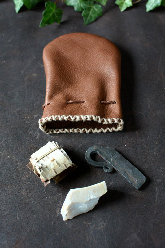 Kit briquet à percussion n°3 complet – briquet forgé, silex, écorce de bouleau et bourse en cuir - Forge Gardarson