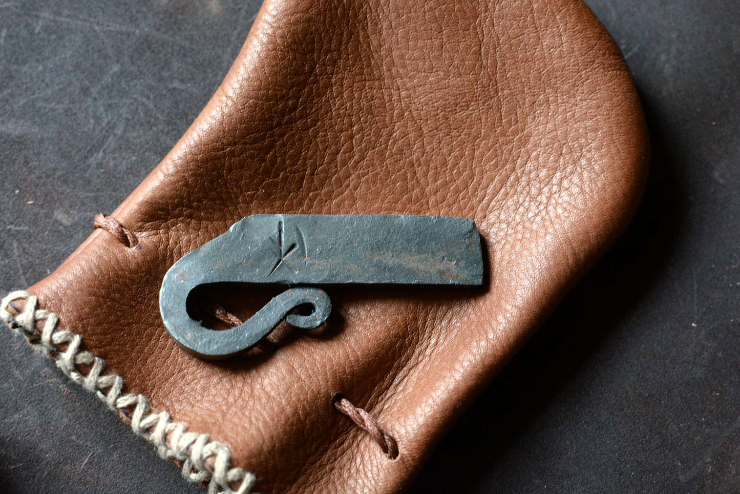 Détail du briquet forgé en acier haut carbone – kit n°3 Forge Gardarson