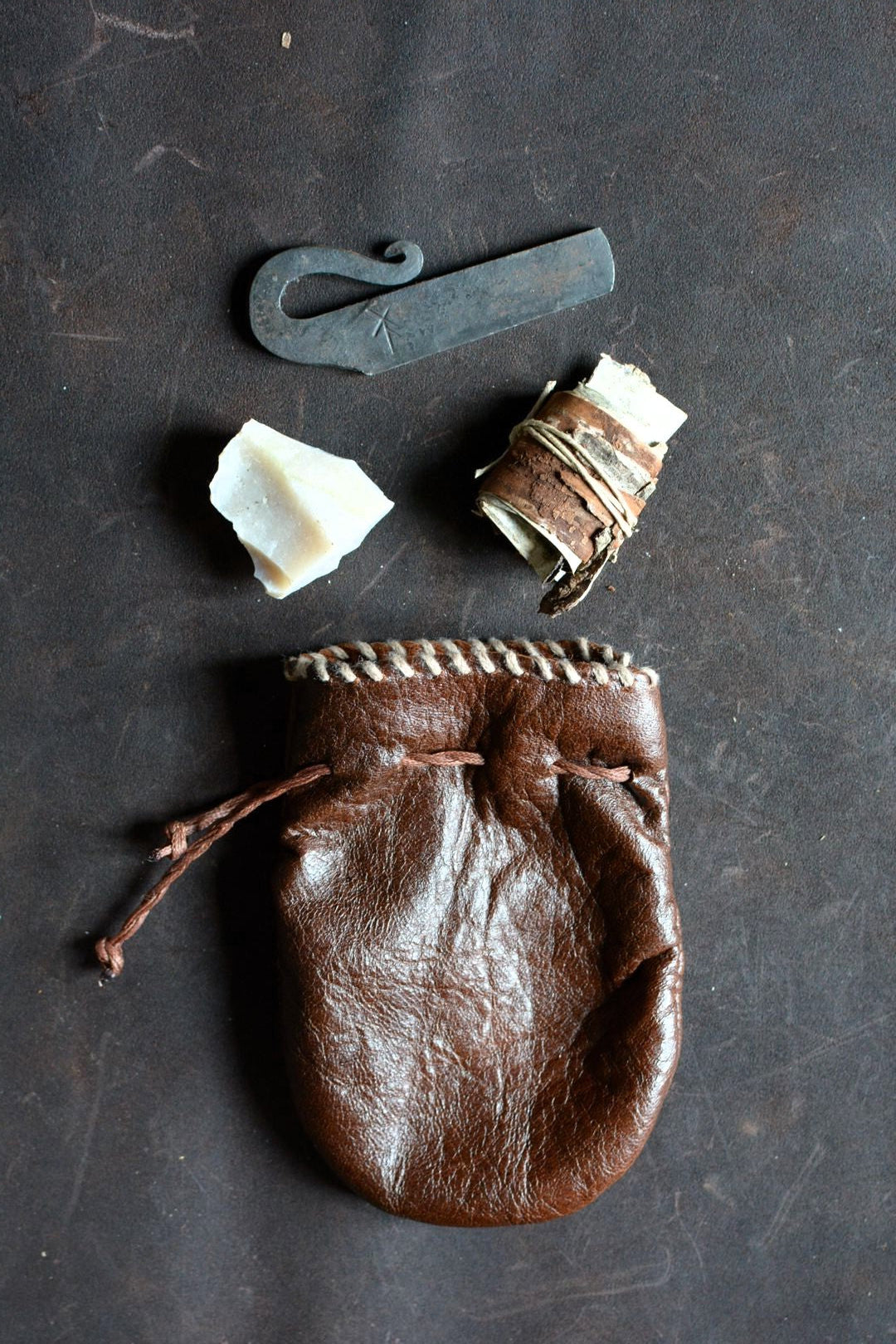 Kit briquet à percussion n°4 complet – briquet forgé, silex, écorce de bouleau et bourse en cuir