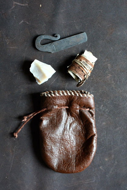 Kit briquet à percussion n°4 complet – briquet forgé, silex, écorce de bouleau et bourse en cuir