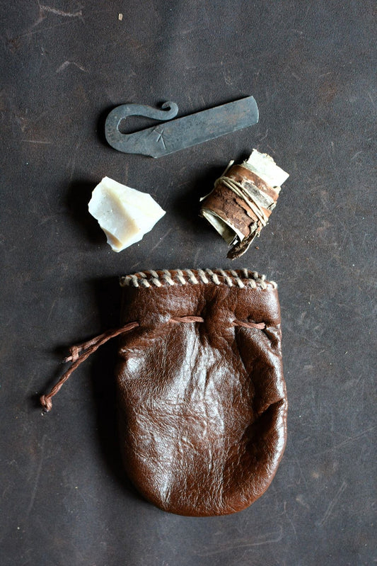 Kit briquet à percussion n°4 complet – briquet forgé, silex, écorce de bouleau et bourse en cuir