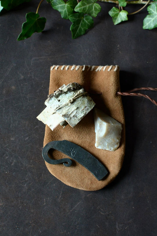 Kit briquet à percussion n°5 complet – briquet forgé, silex, écorce de bouleau et bourse en cuir