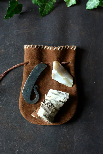 Kit briquet à percussion n°6 complet – briquet forgé, silex, écorce de bouleau et bourse en cuir - Forge Gardarson