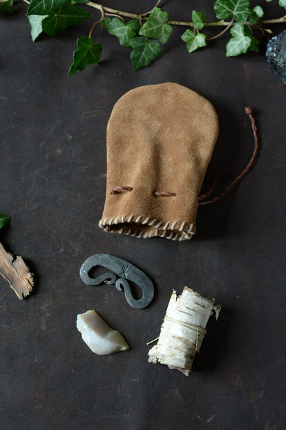 Kit allume-feu bushcraft avec bourse en cuir ouverte – briquet, silex et écorce de bouleau