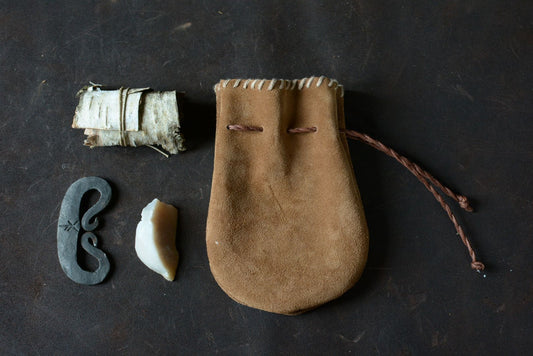 Kit briquet à percussion complet – briquet forgé, silex, écorce de bouleau et bourse en cuir - Forge Gardarson
