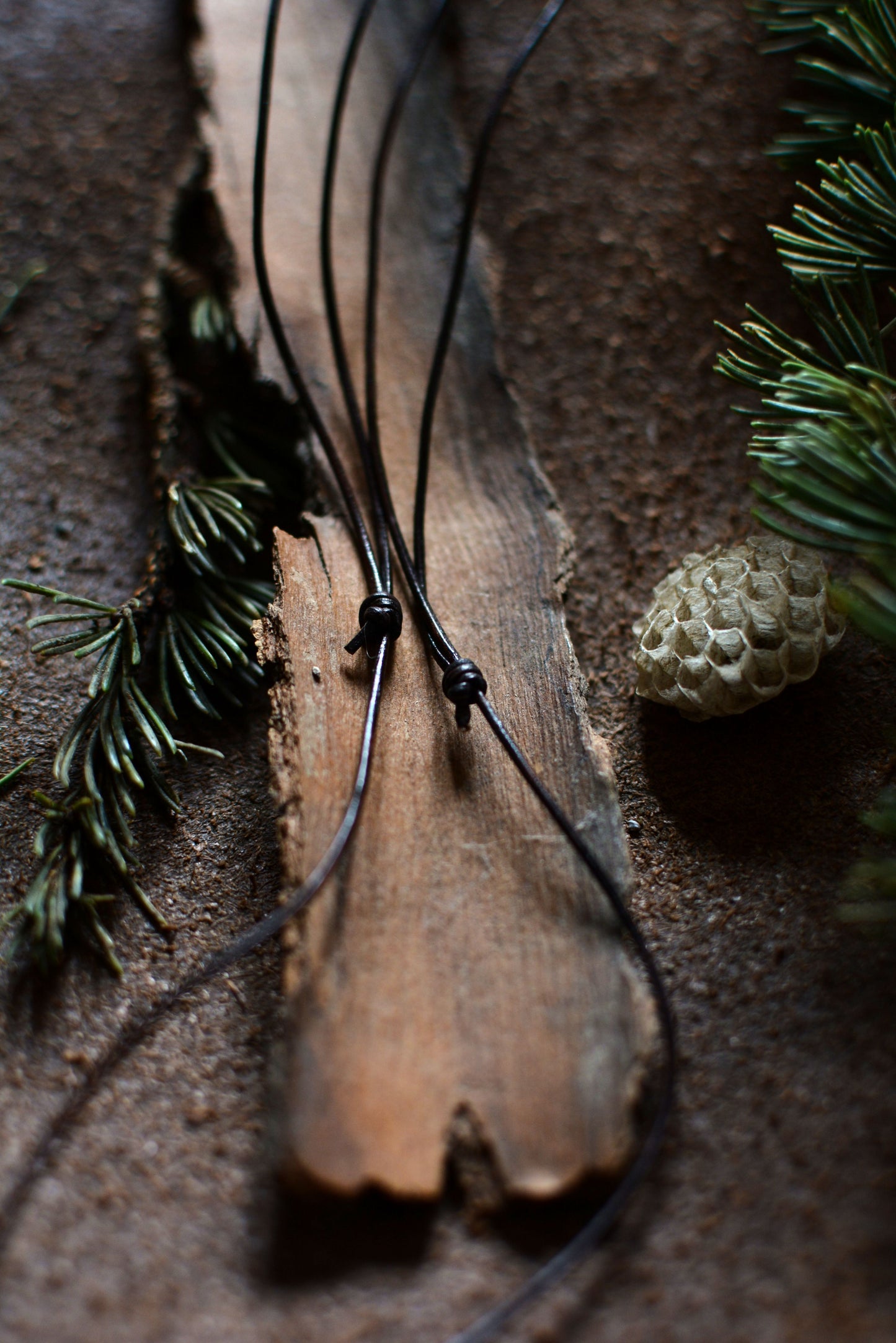 Collier Monolithe en fer forgé avec perles d'os et bois