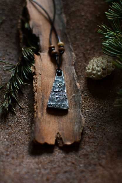 Collier Monolithe en fer forgé avec perles d'os et bois