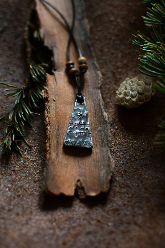 Collier Monolithe en fer forgé avec perles d'os et bois