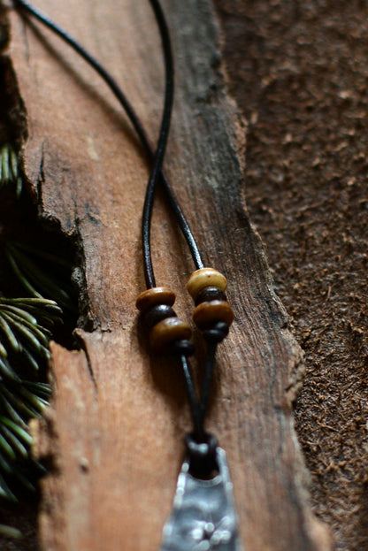 Collier Monolithe en fer forgé avec perles d'os et bois