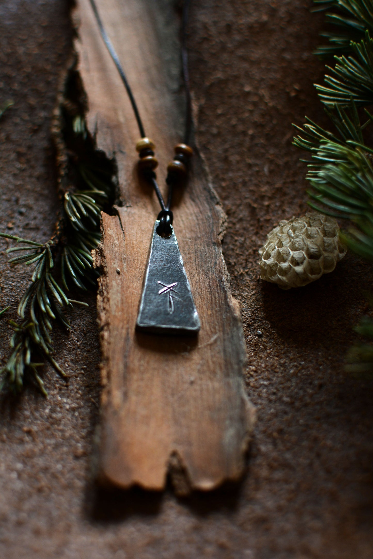 Collier Monolithe en fer forgé avec perles d'os et bois