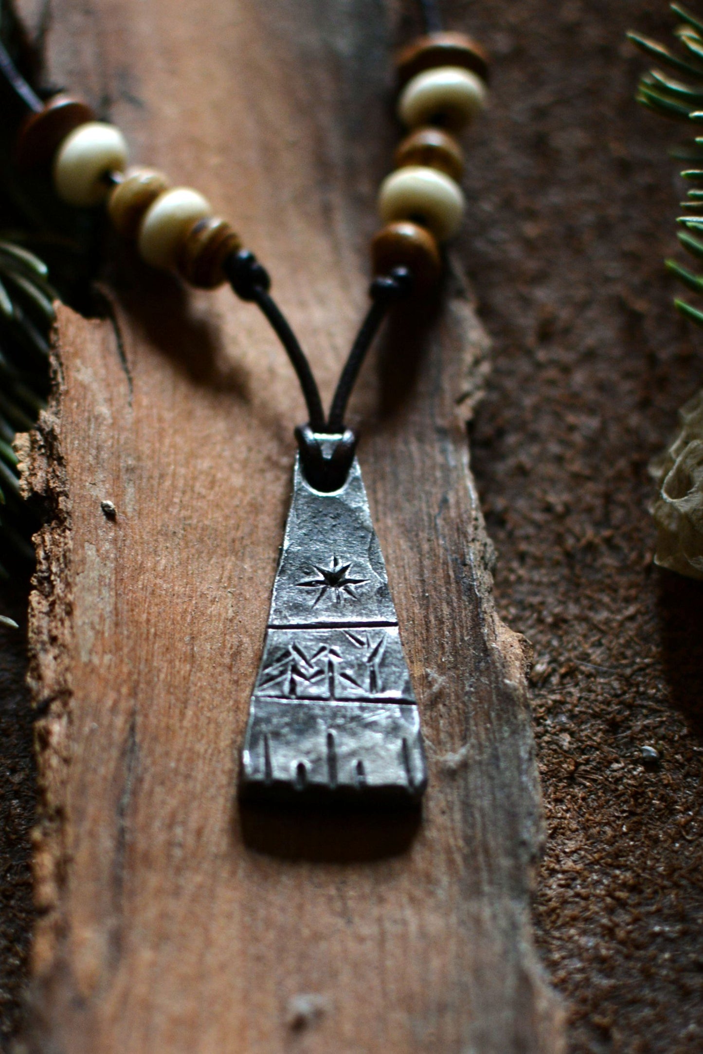 Pendentif Monolithe forgé – Perles en os n°3