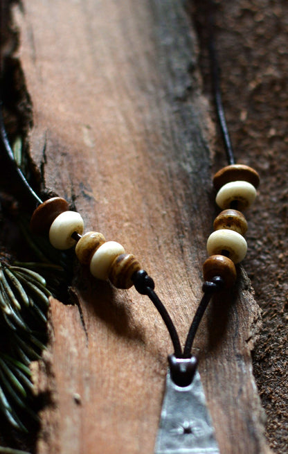 Pendentif Monolithe forgé – Perles en os n°3
