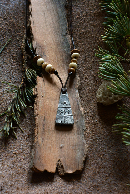 Pendentif Monolithe forgé – Perles en os n°3