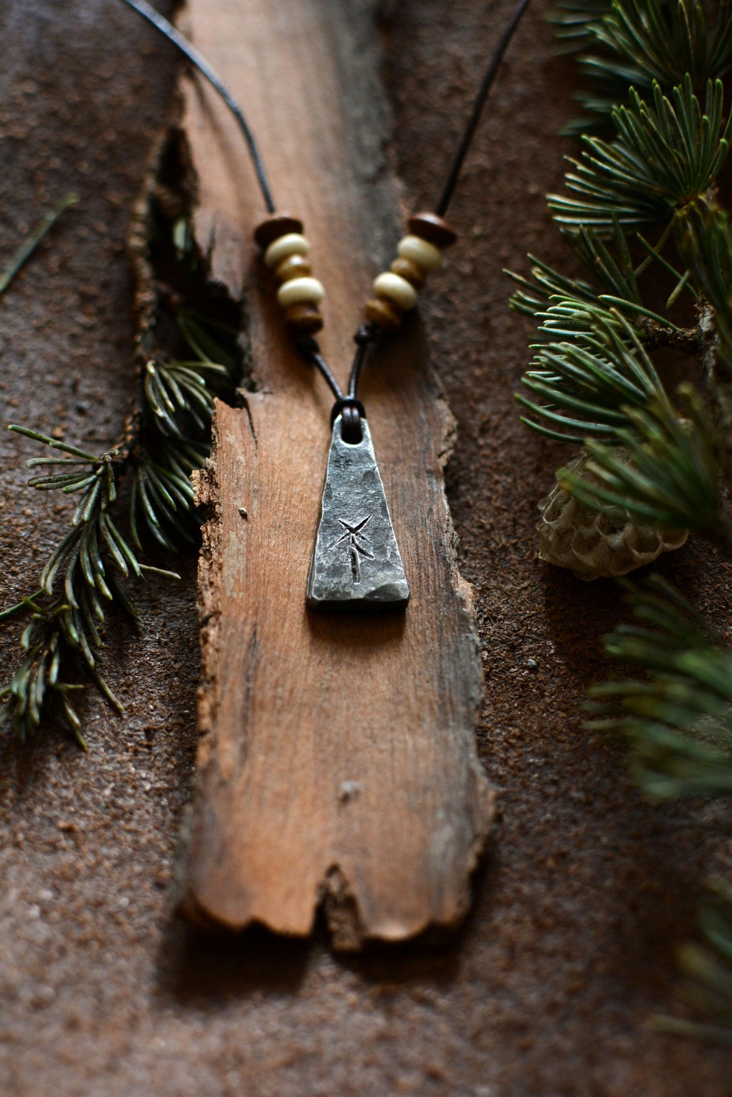 Pendentif Monolithe forgé – Perles en os n°3