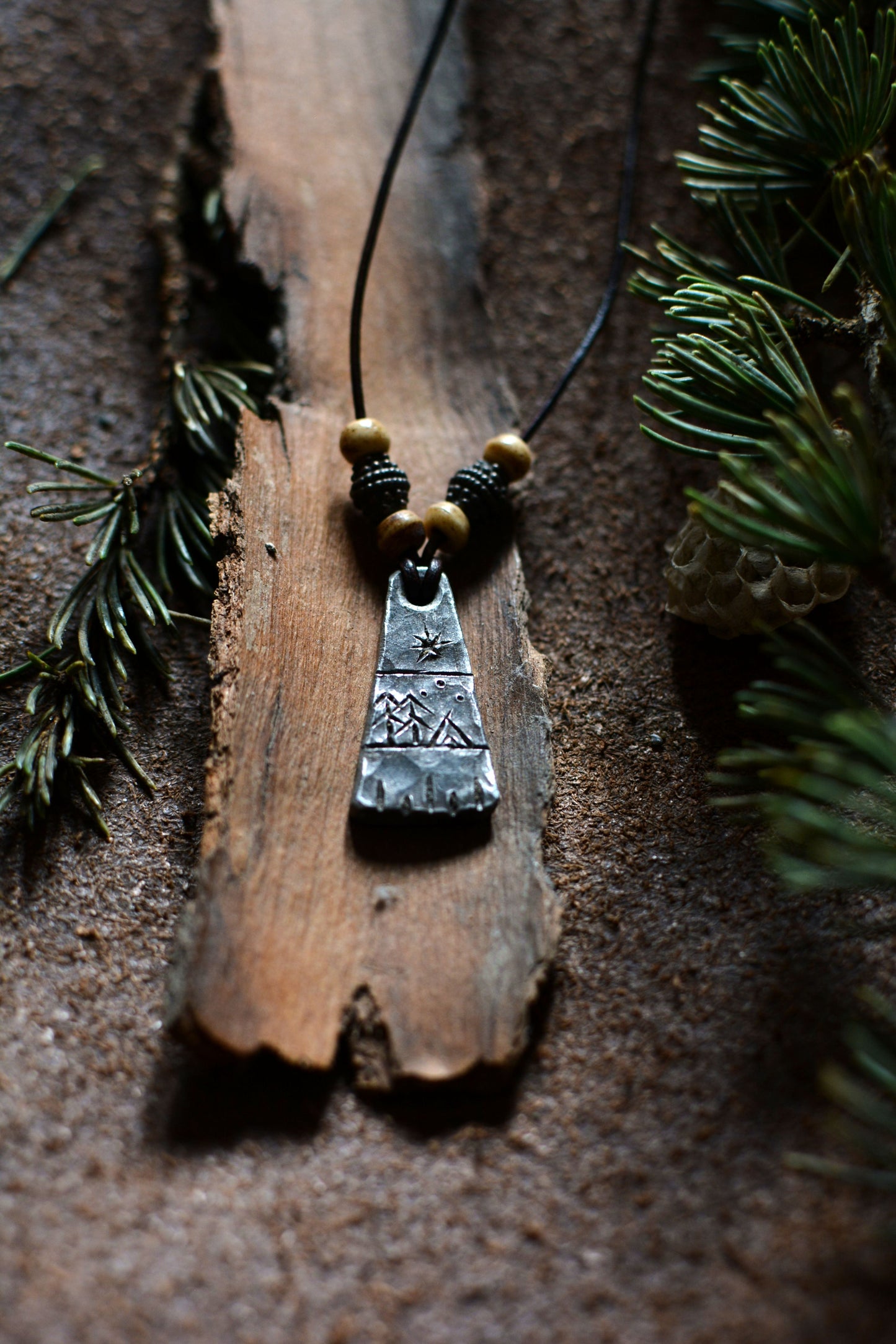 Pendentif Monolithe forgé – Perles en os et bronze n°4