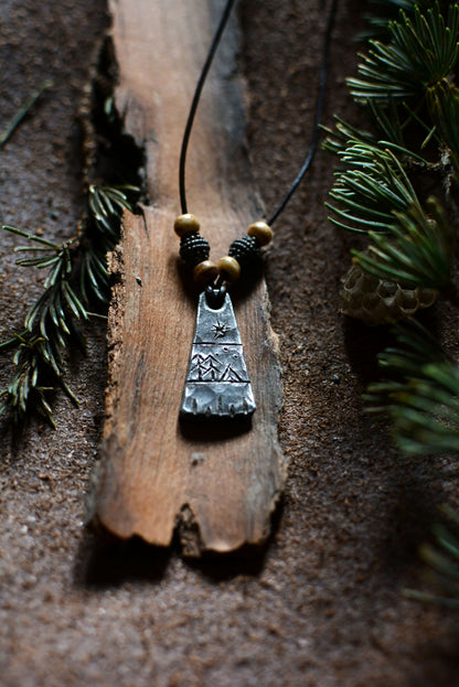 Pendentif Monolithe forgé – Perles en os et bronze n°4