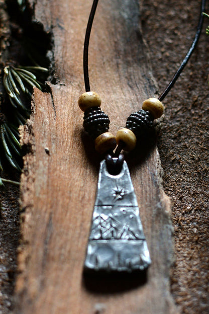Pendentif Monolithe forgé – Perles en os et bronze n°4
