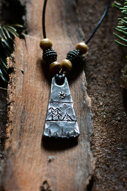 Pendentif Monolithe forgé – Perles en os et bronze n°4
