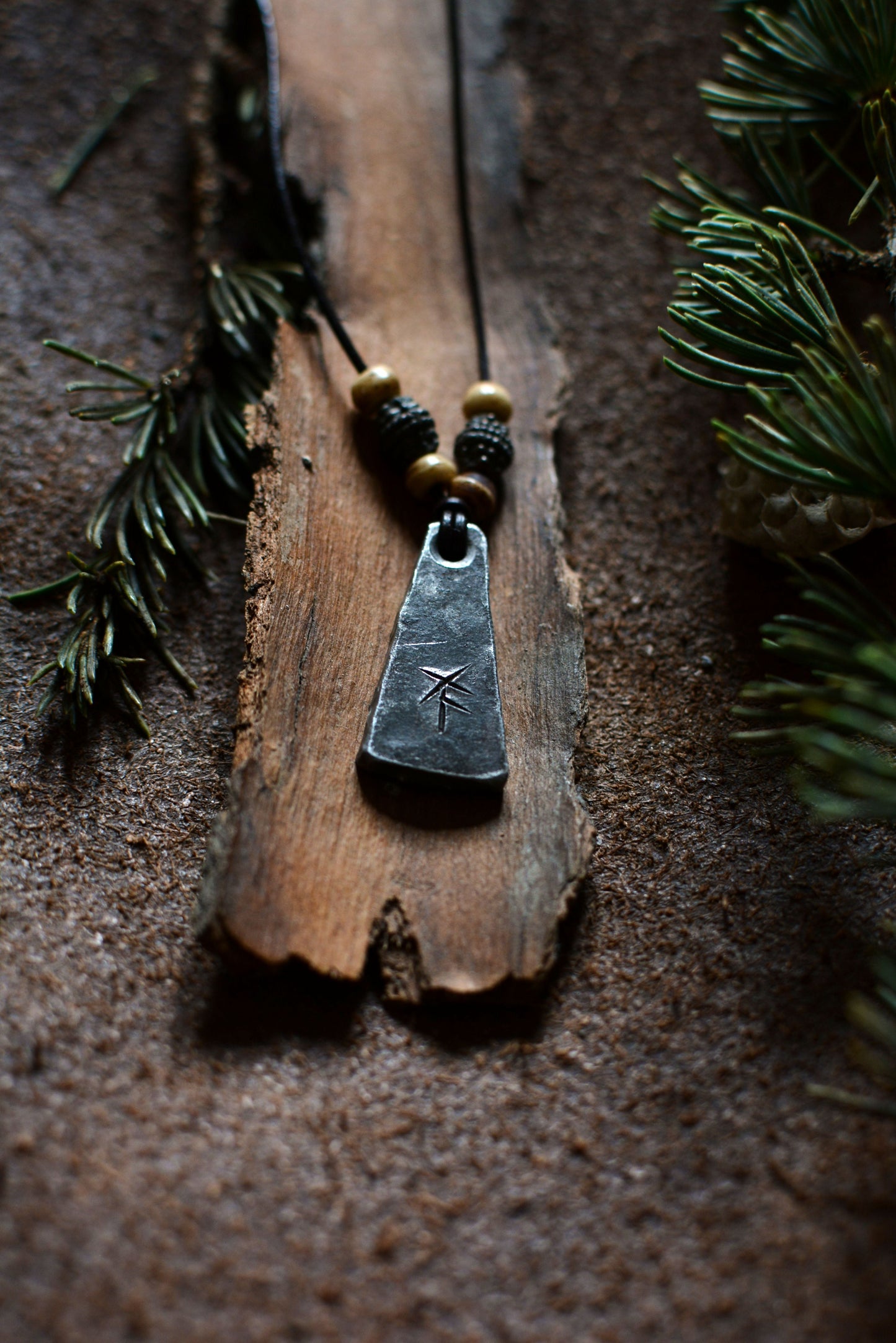 Pendentif Monolithe forgé – Perles en os et bronze n°4