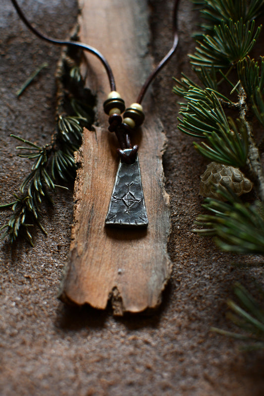 Pendentif Monolithe forgé – Perles en os, bronze et bois n°6