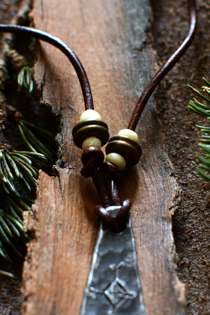 Pendentif Monolithe forgé – Perles en os, bronze et bois n°6