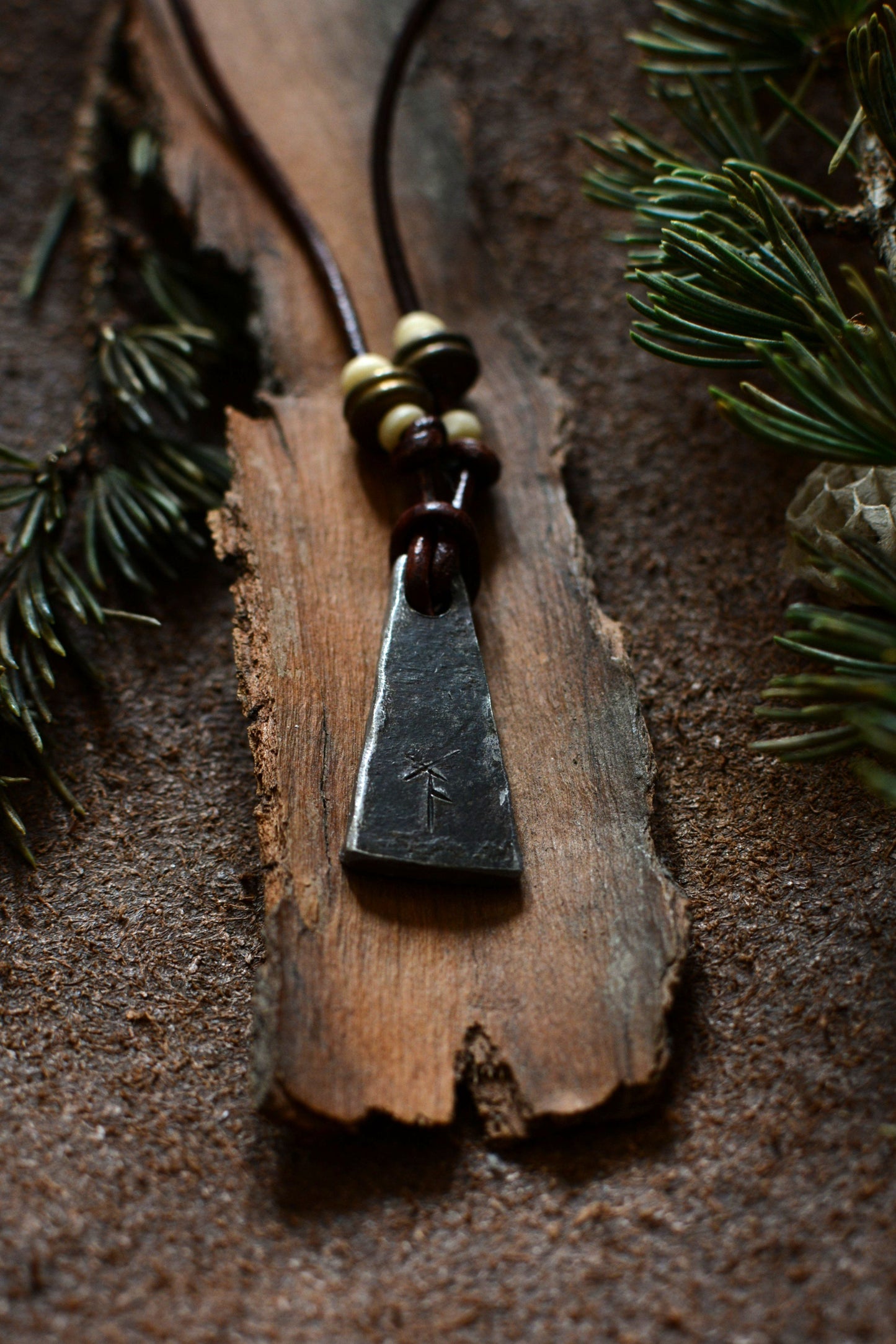 Pendentif Monolithe forgé – Perles en os, bronze et bois n°6
