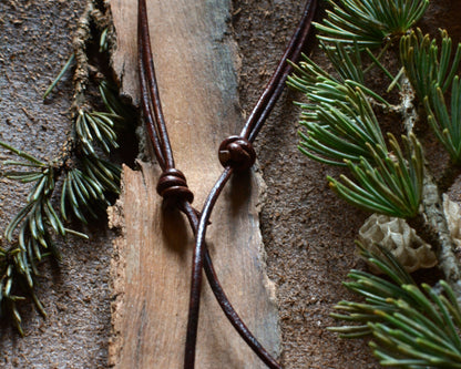 Roue engravée en fer forgé avec perles en os et bois de cerf