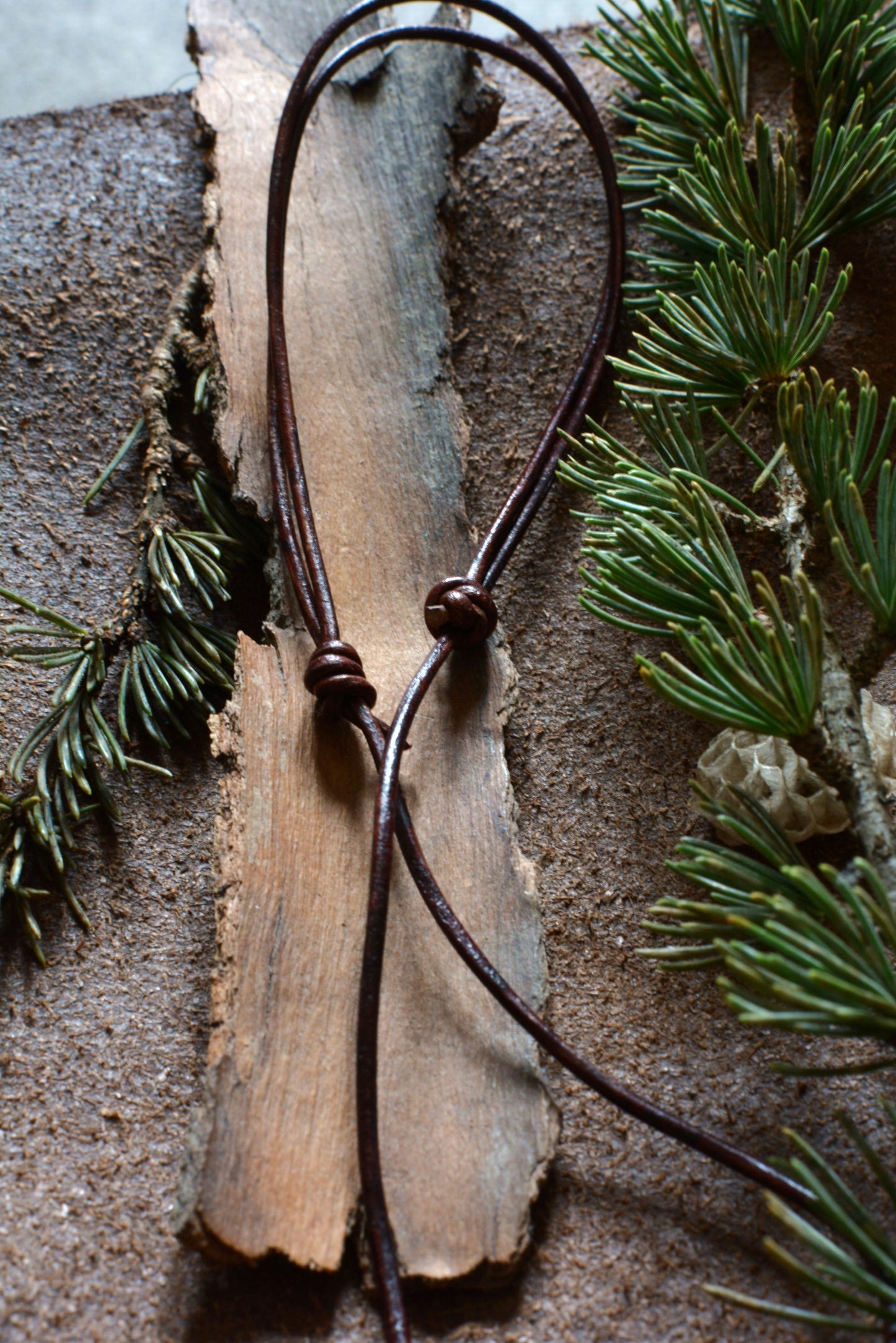 Pendentif Monolithe forgé – Perles en os, bronze et bois n°6