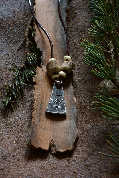 Pendentif Monolithe forgé – Perles en os et bois de cerf n°5