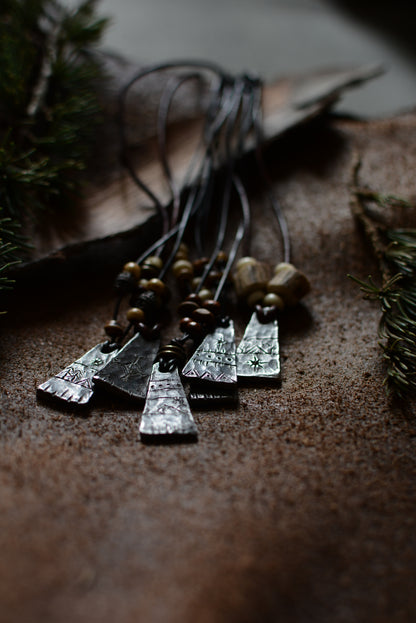 Collier Monolithe en fer forgé avec perles d'os et bois