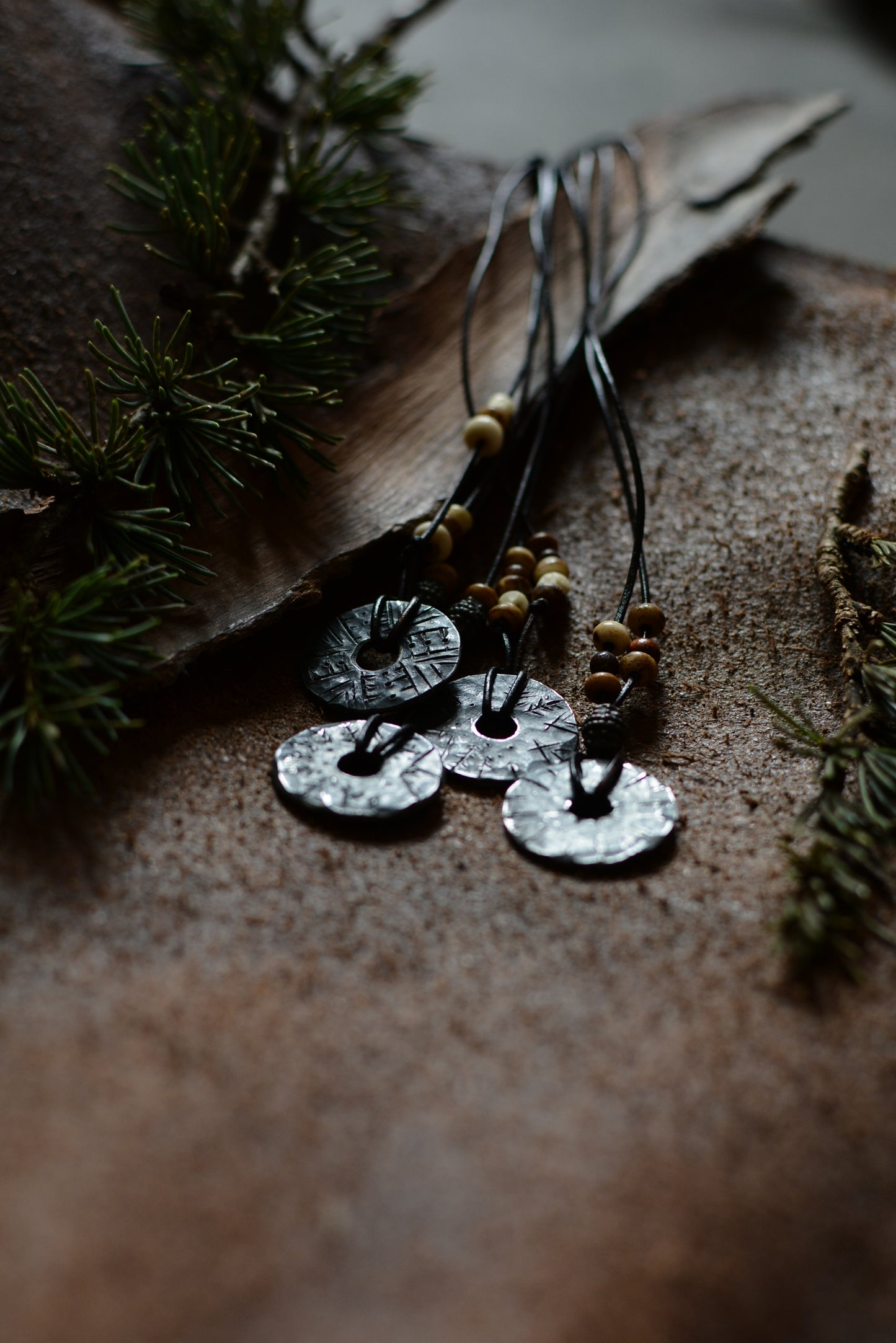 Petite roue engravée en fer forgé avec perles en os et bronze